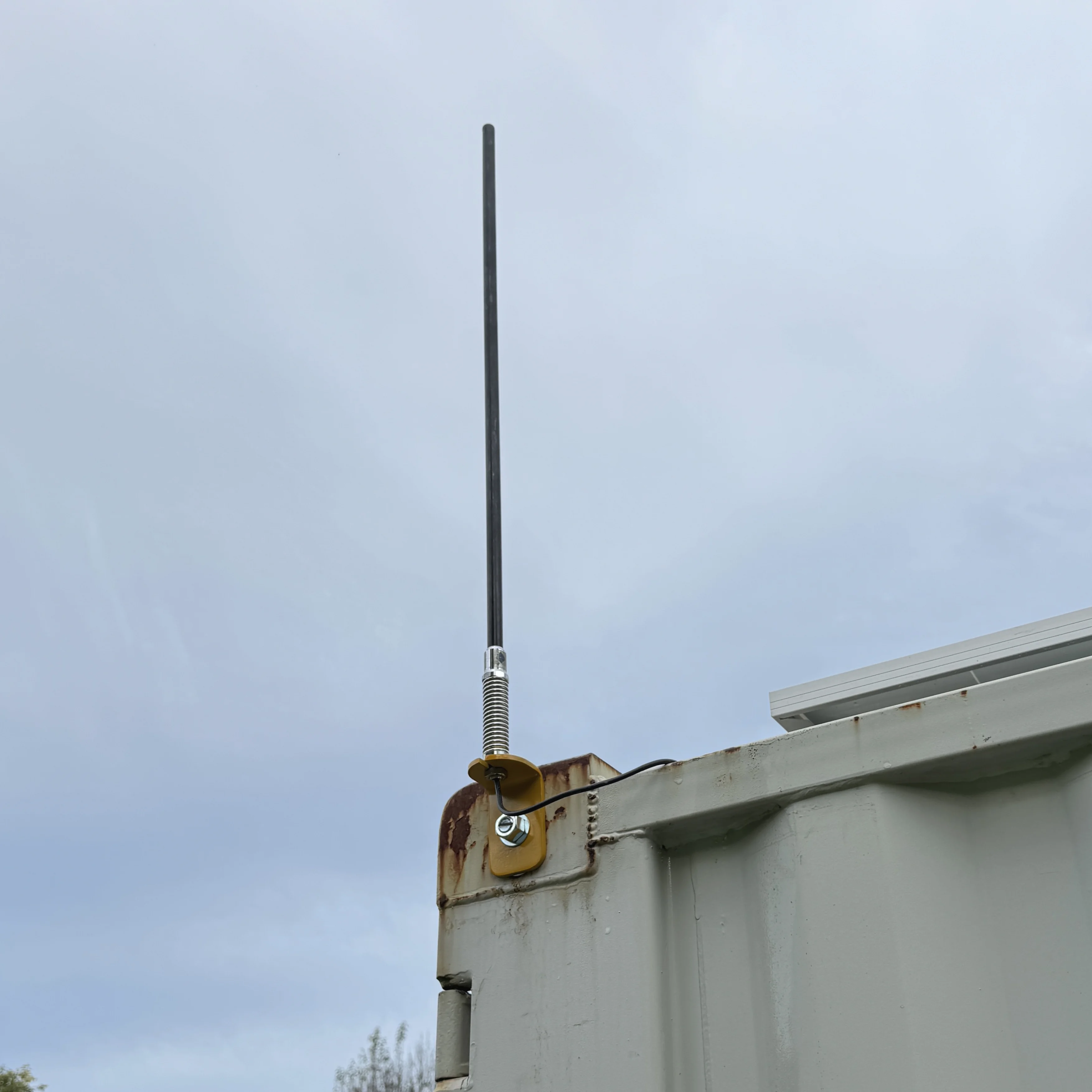 CornerLink mounting an omnidirectional antenna on a container corner casting